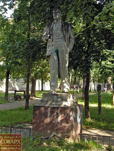 Памятник В.И.Ленину до покраски в 2007 году в чёрный цвет (2005 г., фото Дениса Ромодина)