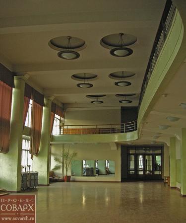 Интерьер основного корпуса. Фойе 2-го этажа (2006 г., фото Дениса Ромодина)